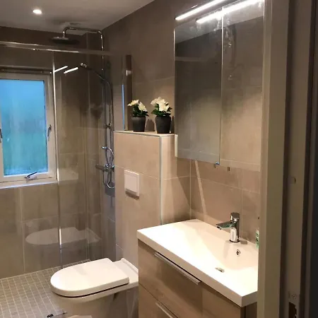 # 1 Mountain View With Free Street Parking شقة *