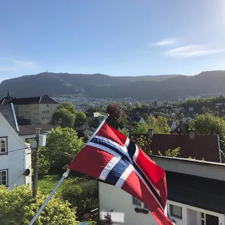 Leilighet # 1 Mountain View With Free Street Parking *